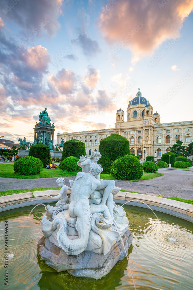 Obraz premium Beautiful view of famous Naturhistorisches Museum (Natural History Museum) at sunset in Vienna