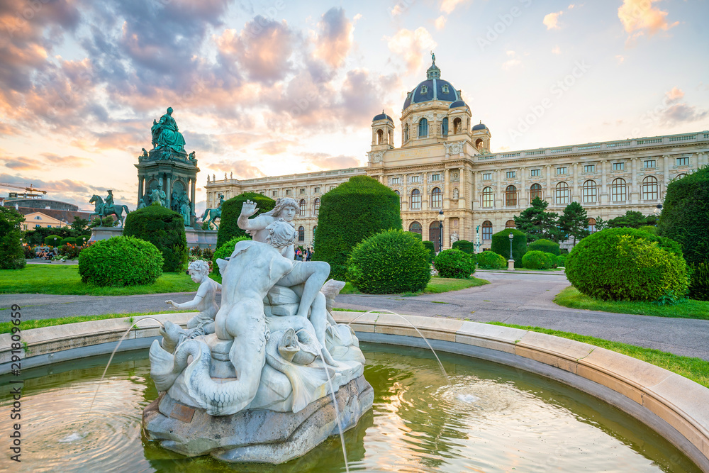 Obraz premium Beautiful view of famous Naturhistorisches Museum (Natural History Museum) at sunset in Vienna