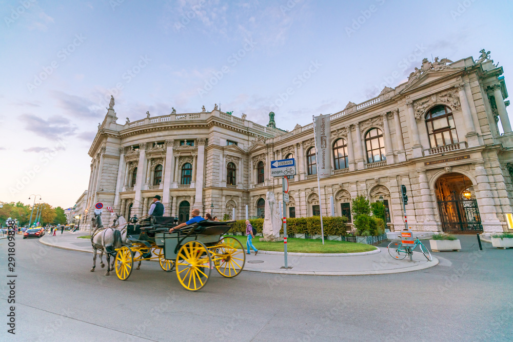 Fototapeta premium Old buildig in downtown Vienna, Austria