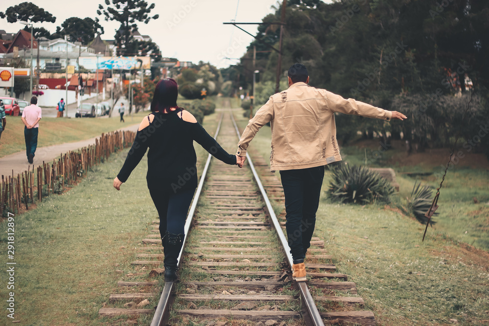 casal andando na linha do trem casal andando na linha do trem