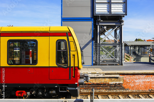 Berlin, Berliner S-Bahn, Nahverkehr, Stadtbahn Pendelverkehr Umsteigen Bahnhof Schöneweide, Berufsverkehr Fahrpreiserhöhung Rush hour Bahnbetrieb einsteigen aussteugensanierung sanierungsbedarf umbau  photo