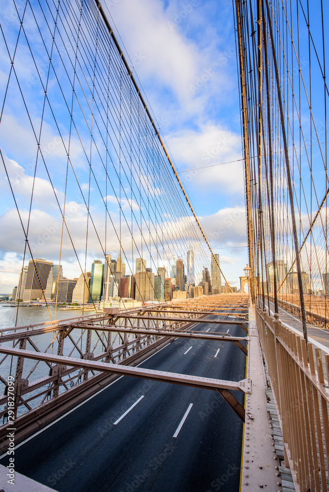 Obraz premium Most Brookliński z widokiem na Manhattan podczas wschodu słońca