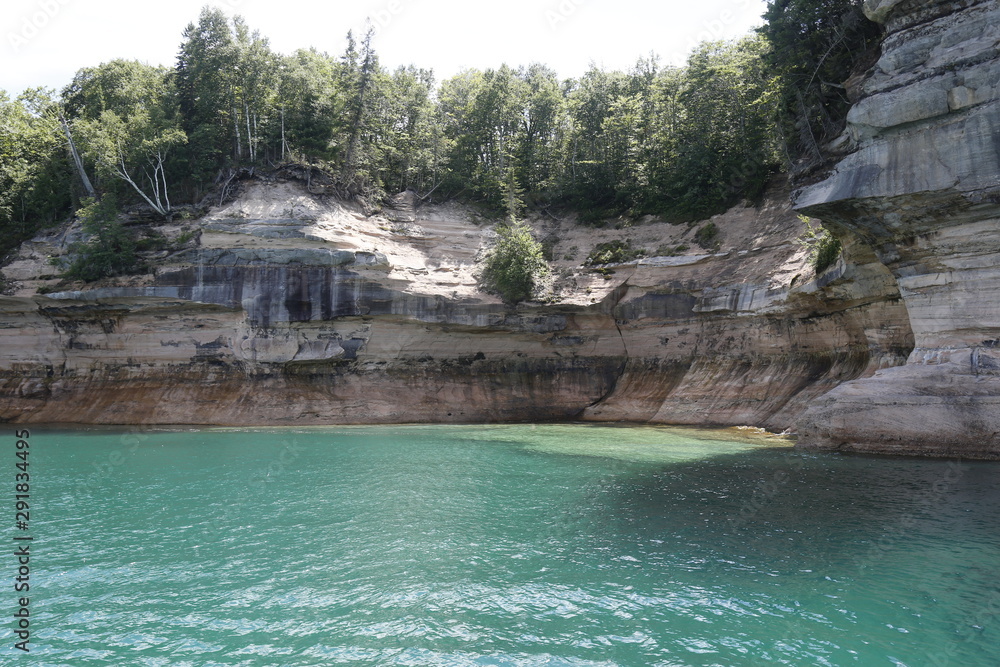 Naklejka premium Painted Rocks Lake Superior