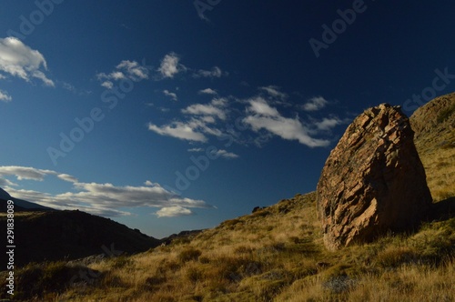 Roca solitaria en el hermoso paisaje