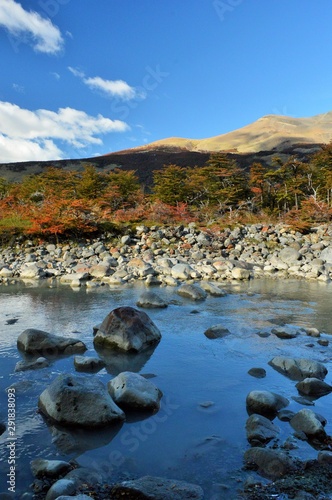 hermoso paisaje de río en la patagonia