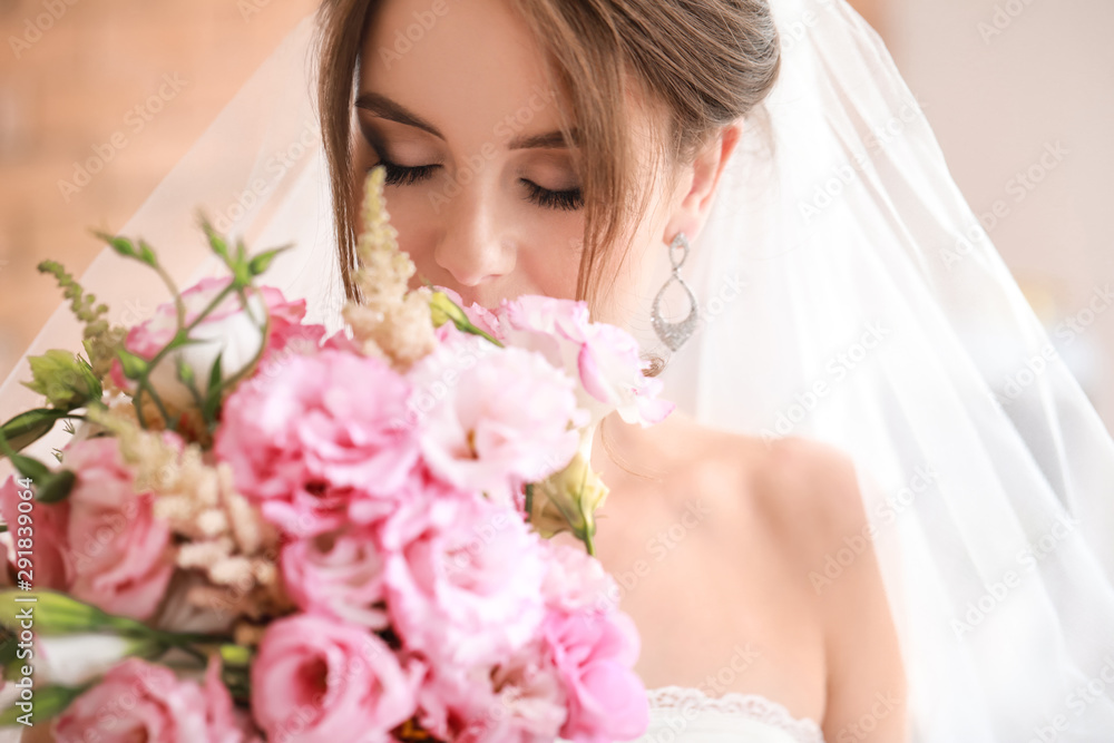 Naklejka premium Beautiful young bride with bouquet