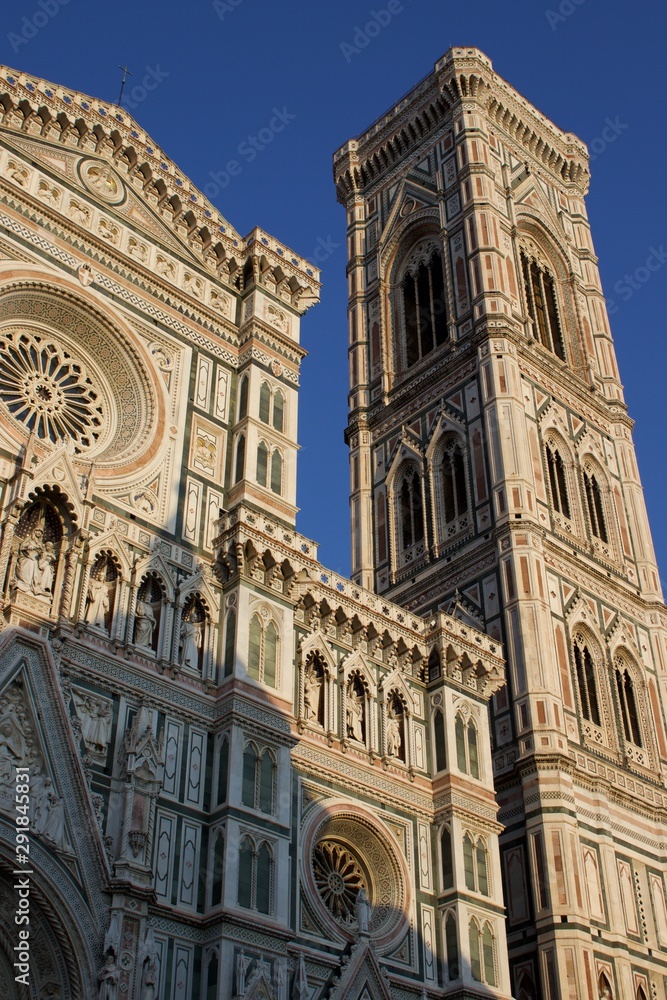 Catedral de Florencia con cielo azul en verano 