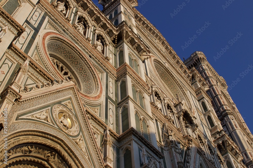 Fachada de la catedral de Florencia con cielo azul