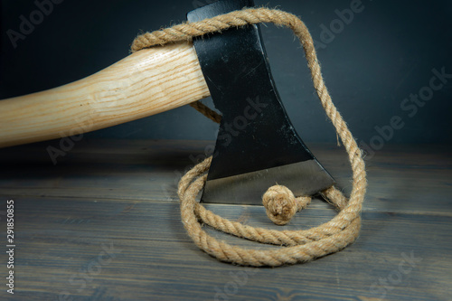 Fotografía Axe or hatchet tool cutting jute rope