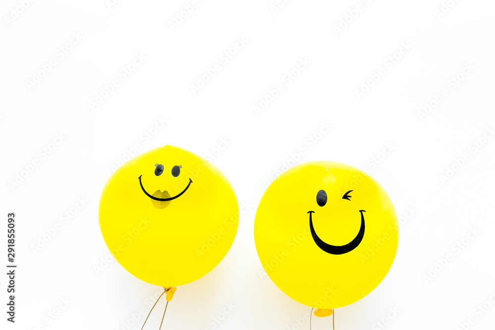 Naklejka Emocja szczęścia. Żółty balon z uśmiechem na białym tle widok z góry miejsca kopiowania
