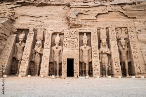 Tableau sur toile Temple of Nefertari front view with its six colossi guarding it, Abu Simbel, Asw
