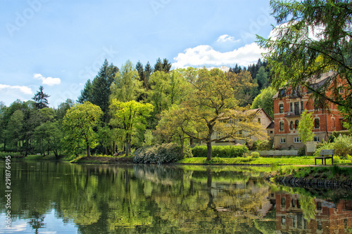 Paul-Schindel-Park in Bad Elster mit Wasserspiegelung, Kurpark, Erzgebirge, Sachsen, Deutschland, Europa