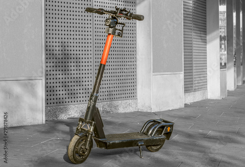 E Scooter vor einer Wand in einer einkaufsstraße