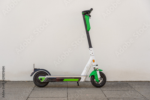 Cuadro en lienzo E Scooter vor einer weißen Wand
