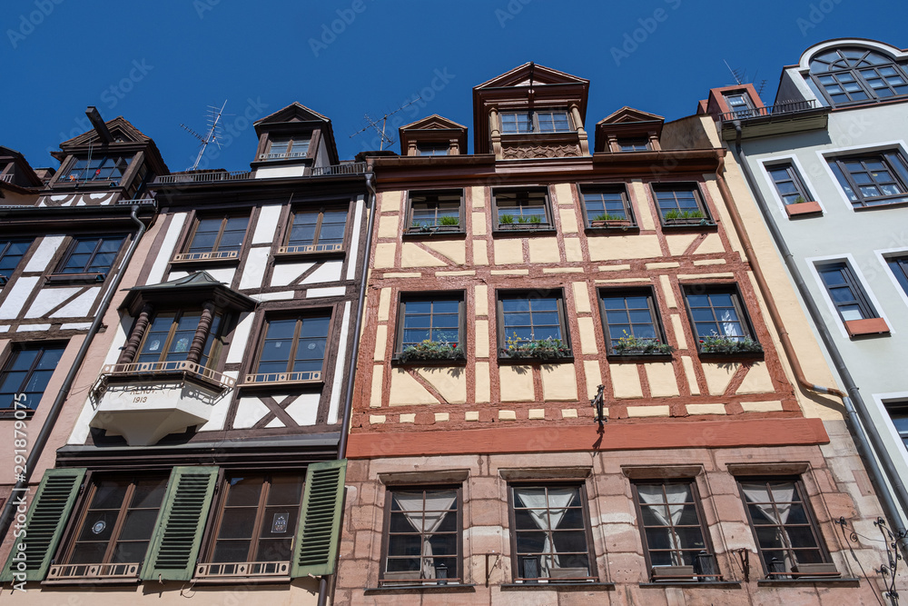 Obraz premium Fachwerkhäuser in der historischen Weißgerbergasse in der Altstadt von Nürnberg/Deutschland