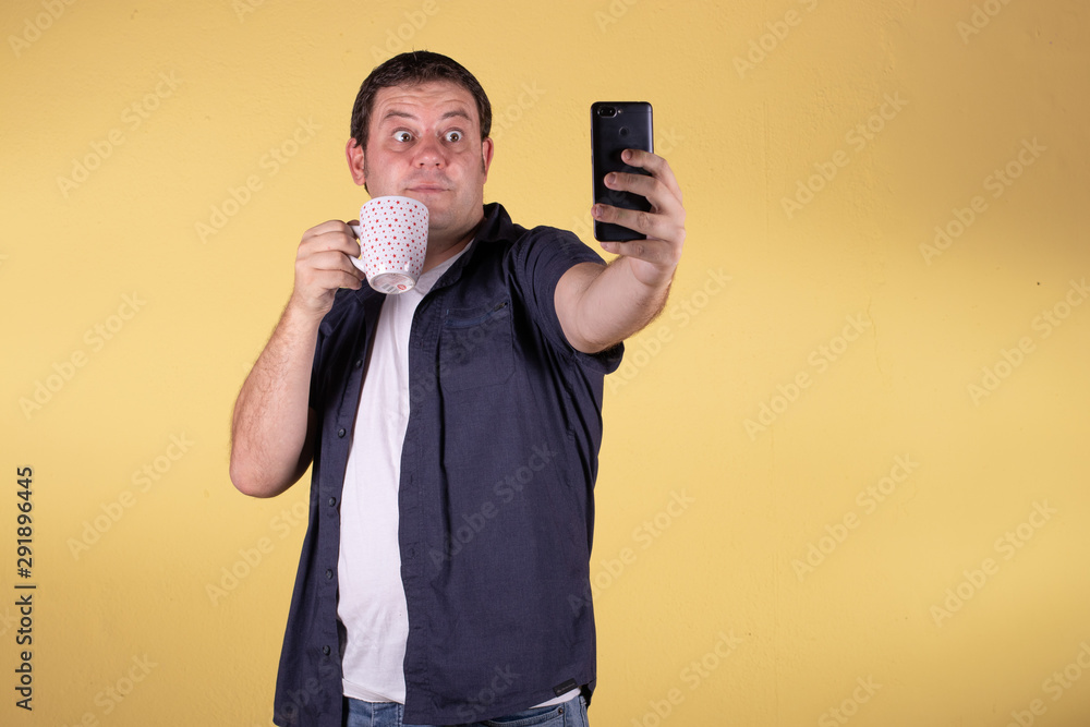 Hombre tomando cafe oficina Hombre tomando cafe oficina