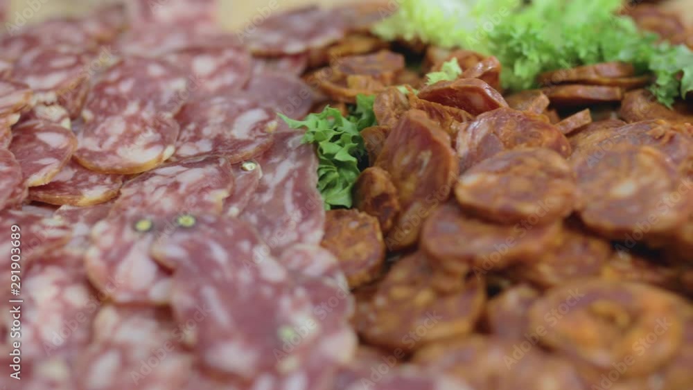 Salame affettato per un buffet salato. Dolce e piccante Salame affettato per un buffet salato. Dolce e piccante