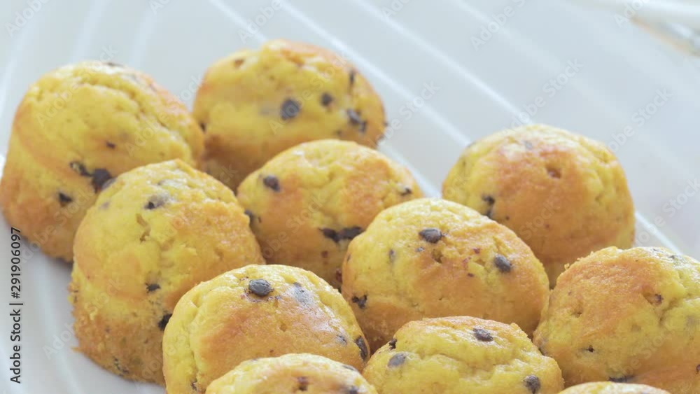 Muffin con palline di cioccolato. Dolce da prima colazione