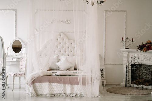 Fotografia White bedroom interior with nobody
