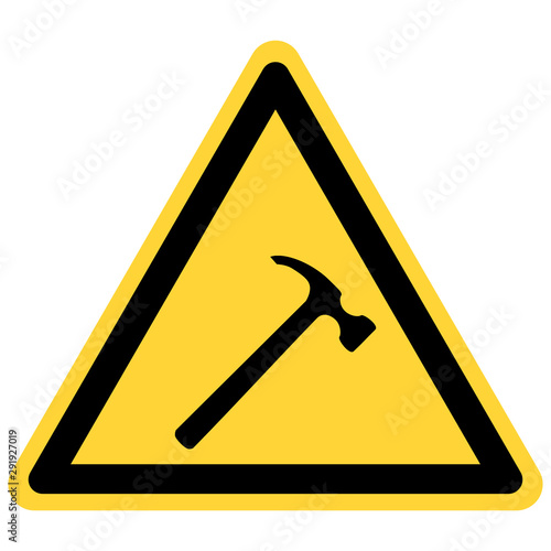 Hammer und Warnschild