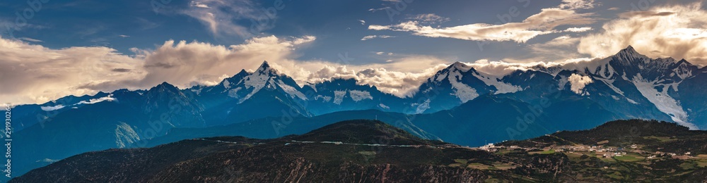 High resolution panorama of Kawagarbo Mountain Range between Yunnan and Tibet in China (16.192 x 4.214 px) with its namesake highest peak and its massive glacier in summer