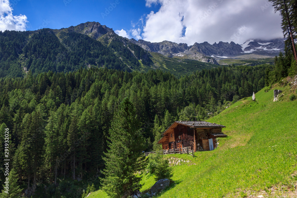 Haus auf Berg in der Natur