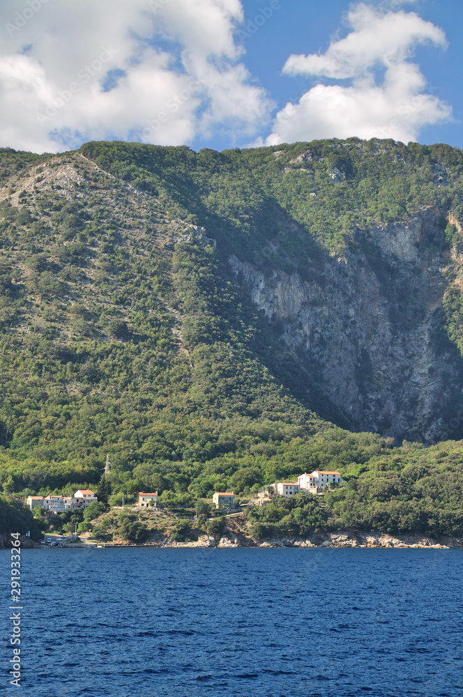 der kleine Ort Merag mit dem Fährhafen auf der Insel Cres,Adria,Kvarner Bucht,Kroatien