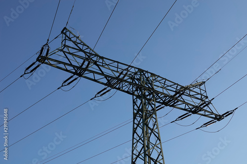 Strommast und Stromleitung