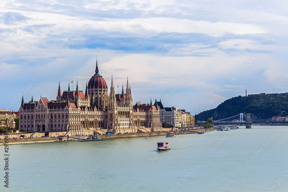 Obraz premium Parliament in Budapest with a view of the statue