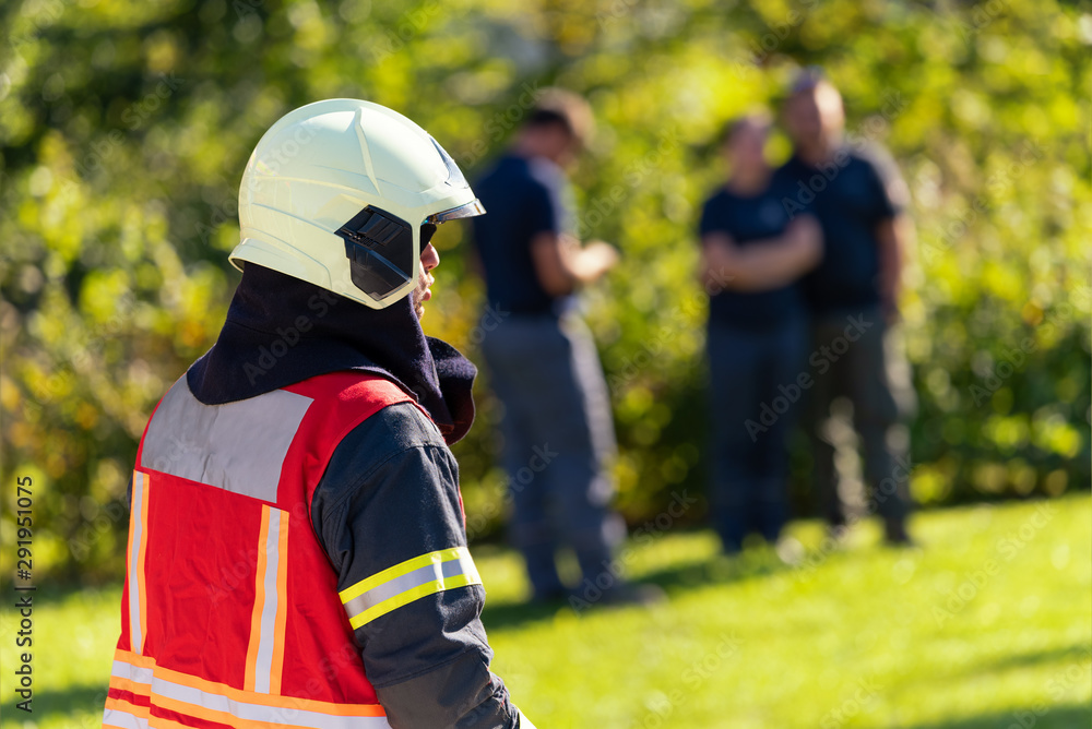 Firefighters consult at the scene of the accident as they will guide the rescue. Firefighters consult at the scene of the accident as they will guide the rescue.