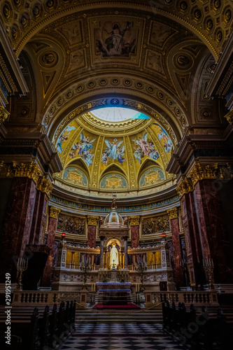 Sunday morning prayer in Basilica of St. Ishtwan, Budapest © konoplizkaya
