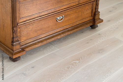 Foto Wooden classic furniture on Scandinavian style oak solid wood floor