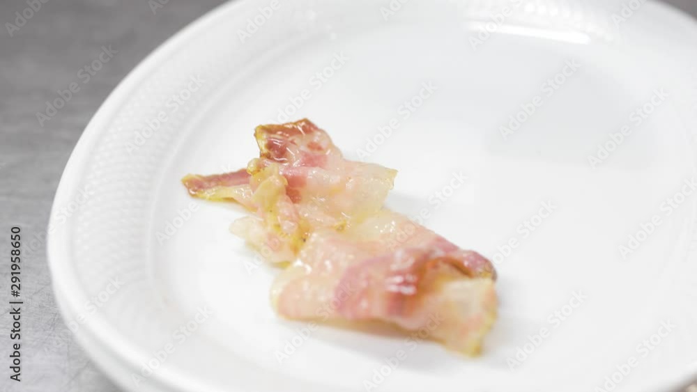 Pancetta arrostita in un piatto Pancetta arrostita in un piatto