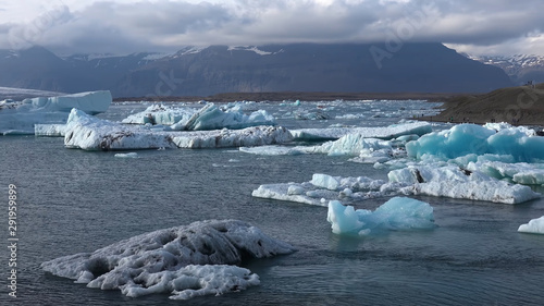 icebergs in jokulsarlon iceland