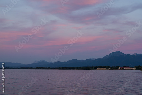 Obraz na płótnie A beautiful sunset on a bavarian lake. w salonie