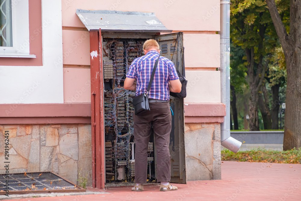 The master repairs the telephone exchange The master repairs the telephone exchange