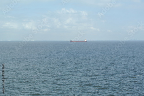 夏空に浮かぶ雲と海の風景
