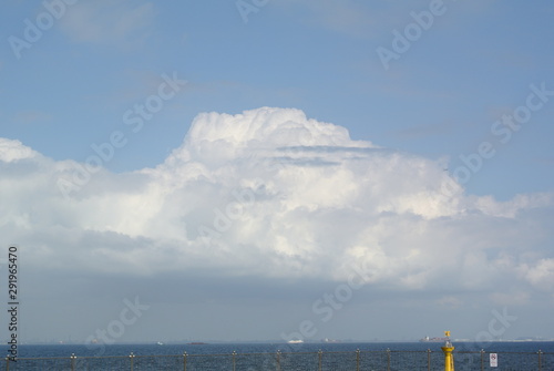 夏空に浮かぶ雲と海の風景