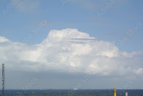 夏空に浮かぶ雲と海の風景