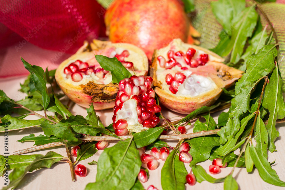 Pomegranate is a very special fruit that represents an authentic concentration of beneficial properties, so much so that it is considered a real superfood!