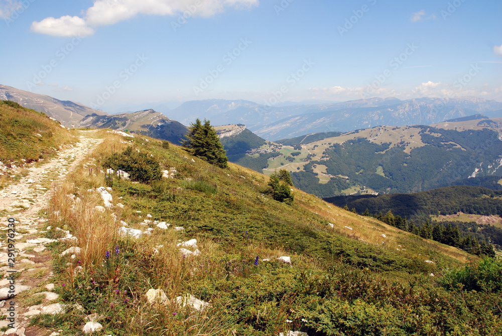 Naklejka premium Berg Monte Baldo am Gardasee in Norditalien