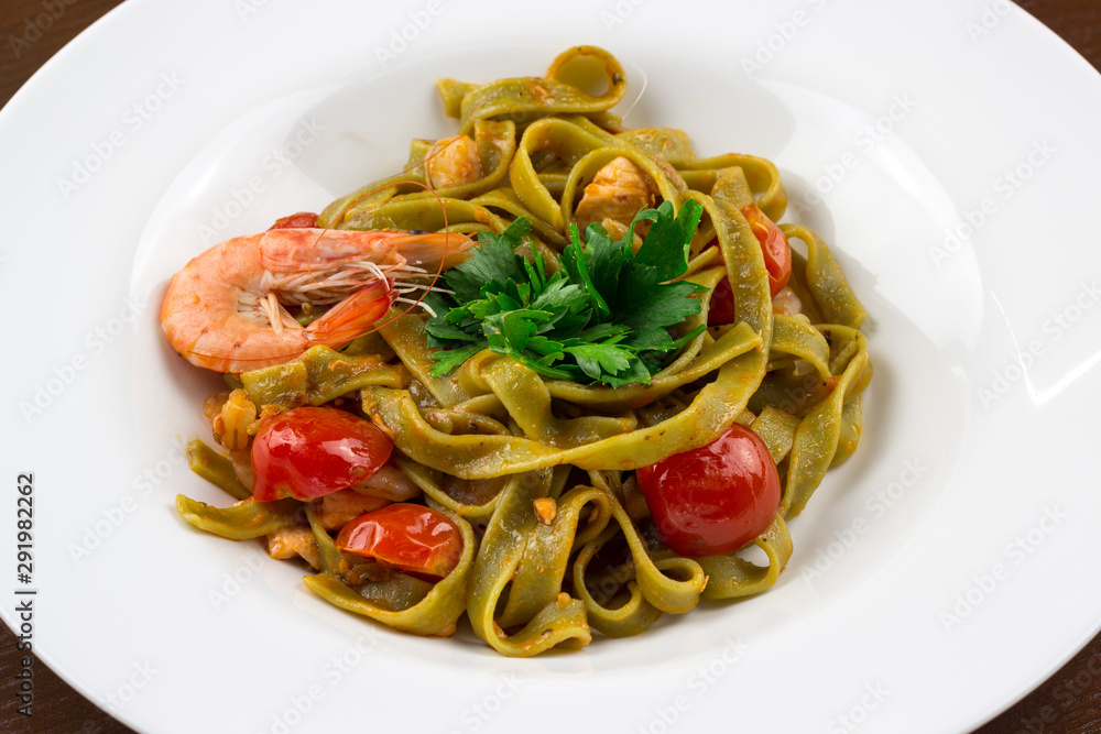 pasta with vegetables and shrimps