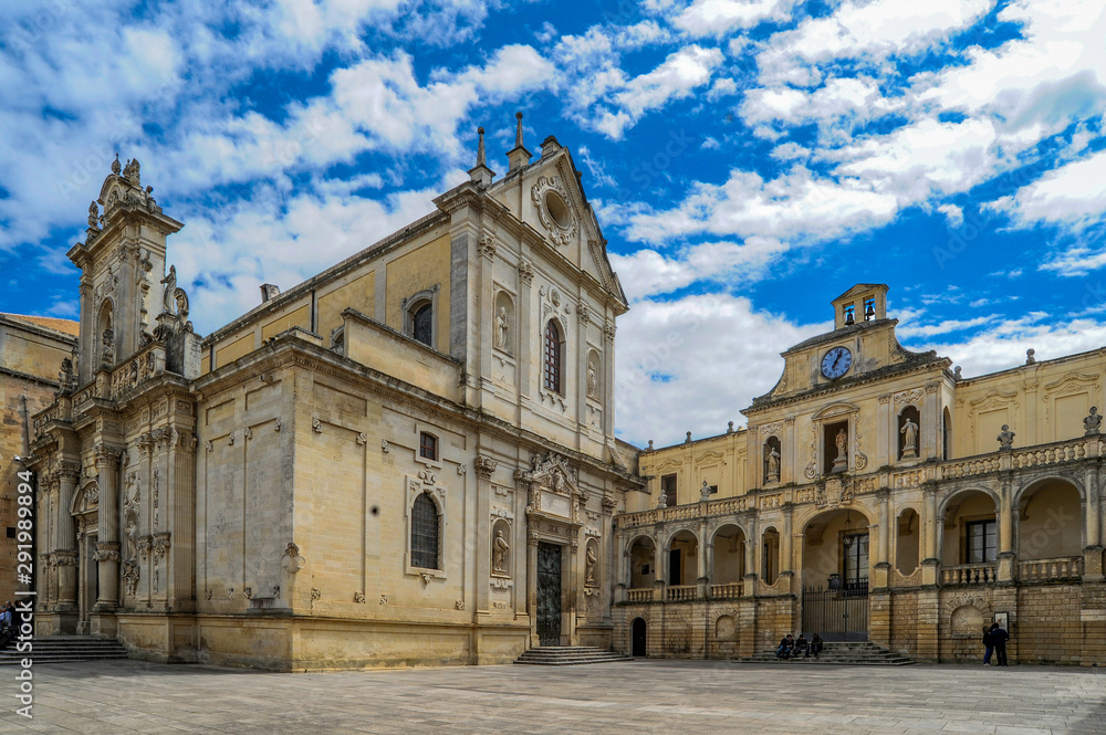 Lecce is called the Baroque Florence, as well as the Baroque Capital of Puglia. The city owes its Golden color of its buildings of local limestone 