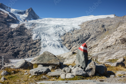 Wegweiser am Wanderweg zum Gletscher in Tirol