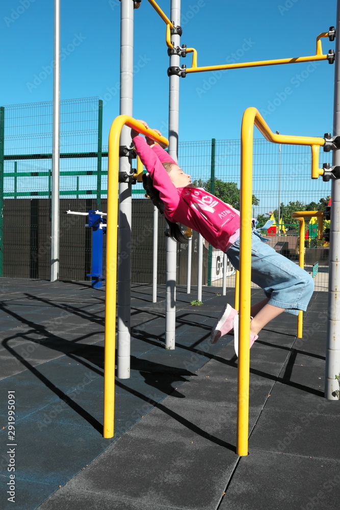 Fototapeta premium Dovochka plays on the cross fit ground