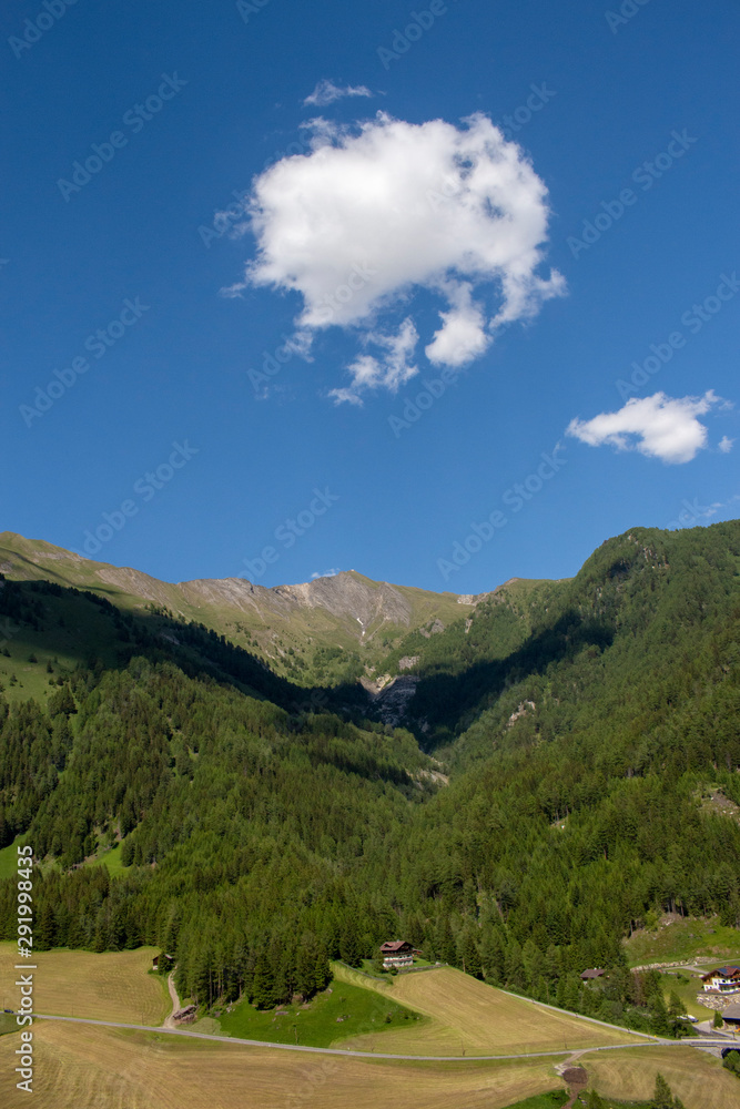 Ein sonniger Tag mit Blick auf Gebirge in Osttirol, Österreich