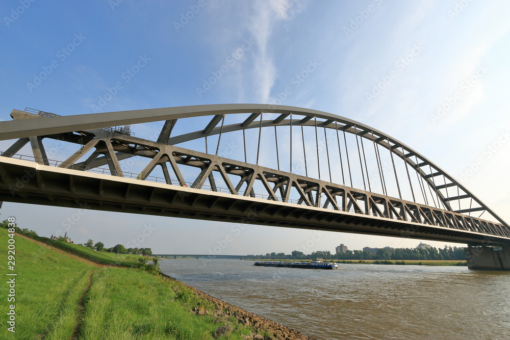 Hammer Eisenbahnbrücke über dem Rhein bei Düsseldorf