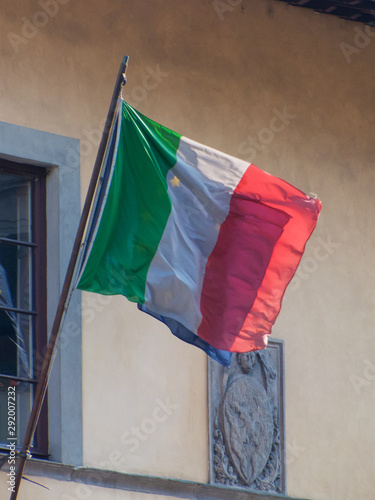 la hermosa bandera italiana al viento