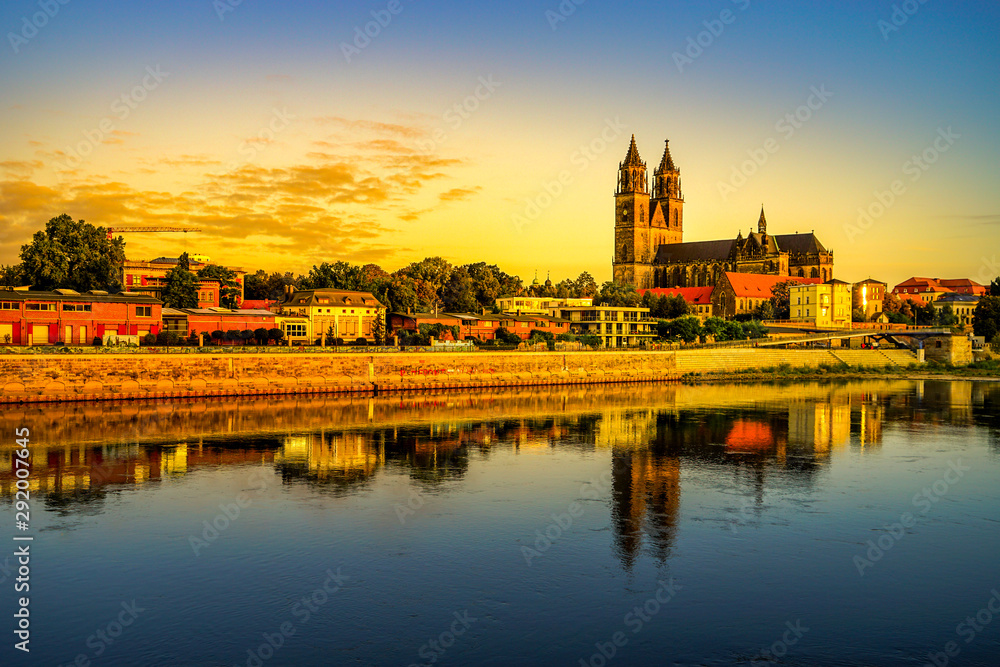 Fototapeta premium Dom in Magdeburg an der Elbe