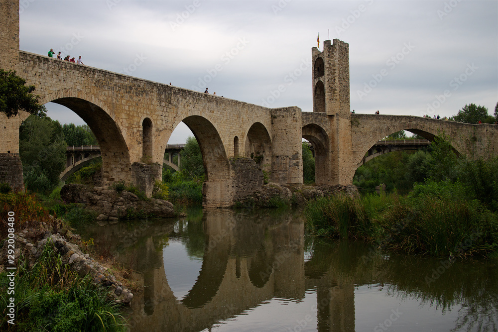 El viejo puente del rey medieval